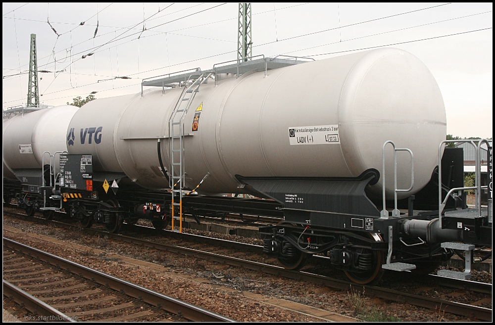 Vierachsiger Drehgestellkesselwagen der Gattung Zacns zum Transport von Wasserstoffperoxyd des Einstellers VTG, der in einem Zug weiterer Kesselwagen nach Bad Hönningen am 09.08.2010 durch Magdeburg-Neustadt fuhr (33 TEN-RIV 84 NL-VTGD 7846 401-3 Zacns)