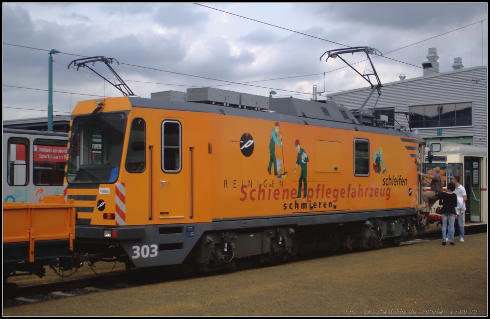 ViP 303 ist ein Schienenpflegewagen vom Typ SPF60 des Herstellers Windhoff. Beim Tag der offenen Tr auf dem ViP-Betriebsgelnde am 17.09.2011 in Potsdam war das Fahrzeug zu sehen