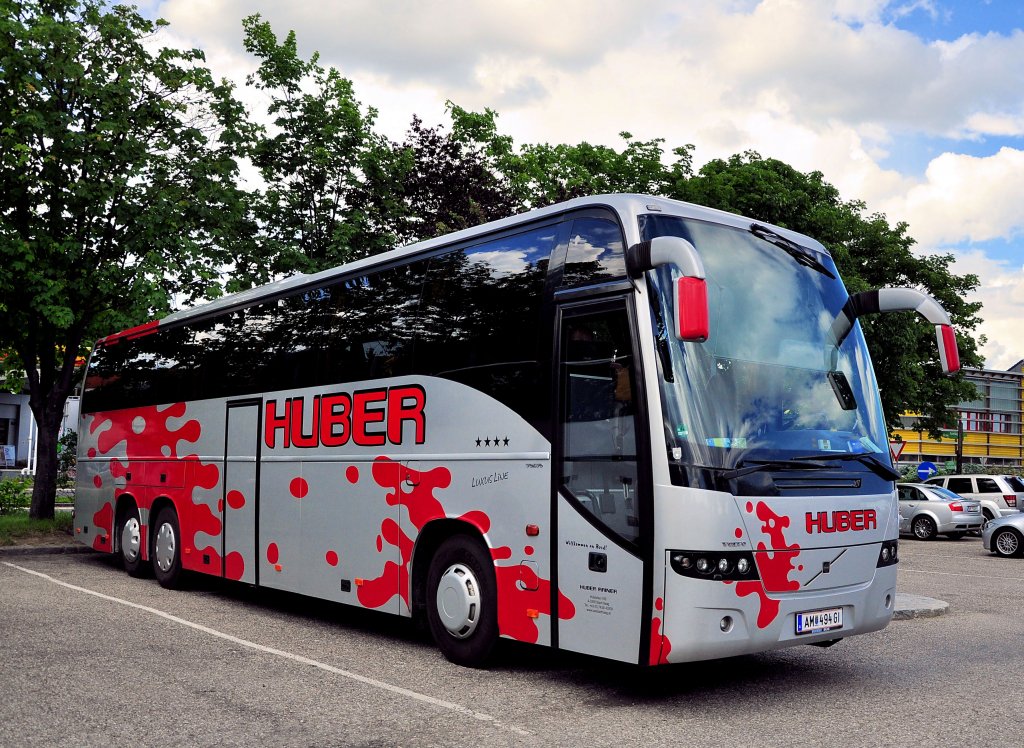 VOLVO 9700 Reisebus von HUBER Reisen aus Niedersterreich im Mai in Krems gesehen.