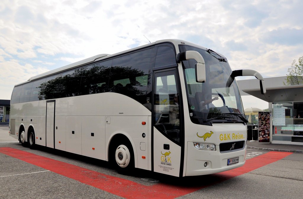 VOLVO von G & K Busreisen aus Wien am 28.4.2013 in Krems gesehen.