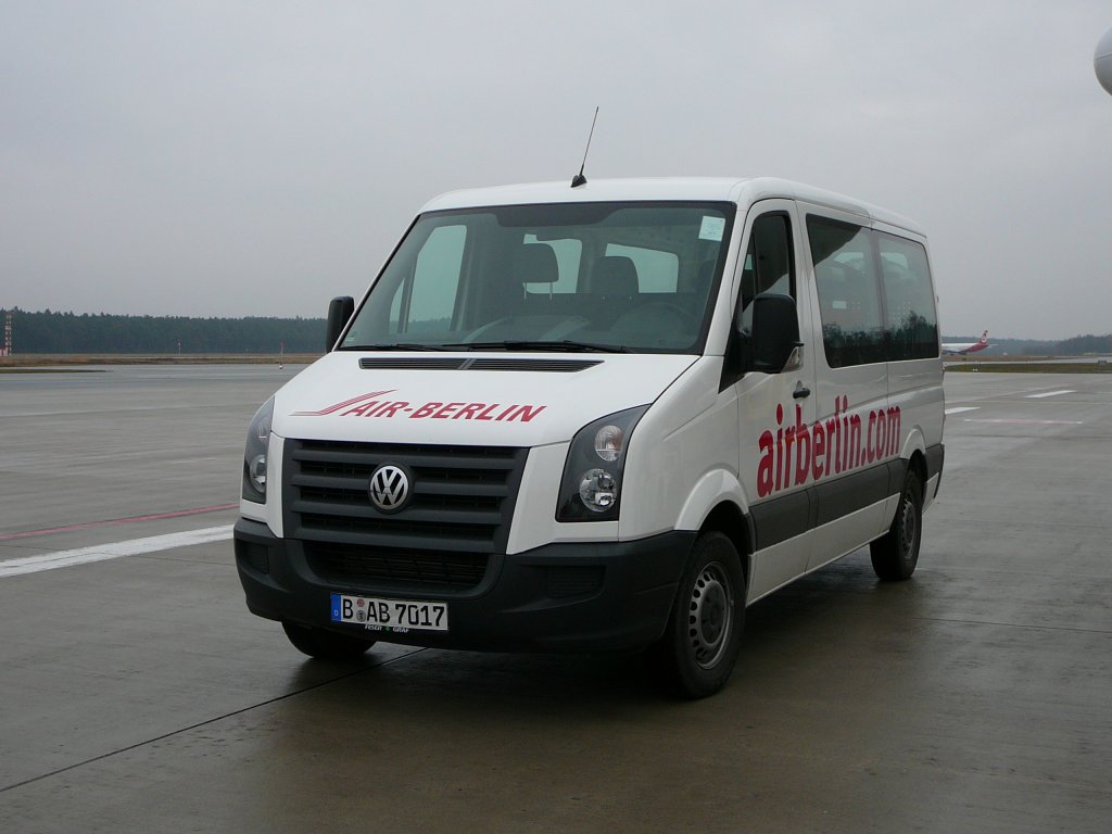 VW Crafter als Zubringerbus unterwegs auf dem Vorfeld des Nrnberger Flughafens am 1. Januar 2010