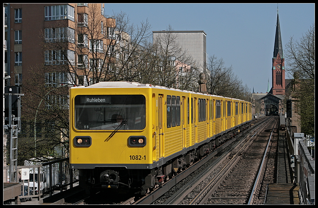 Wagen 1082 (Typ GI/1E, Baujahr 2007) auf der U2 nach Ruhleben (Berlin Nollendorfplatz 18.04.2010)