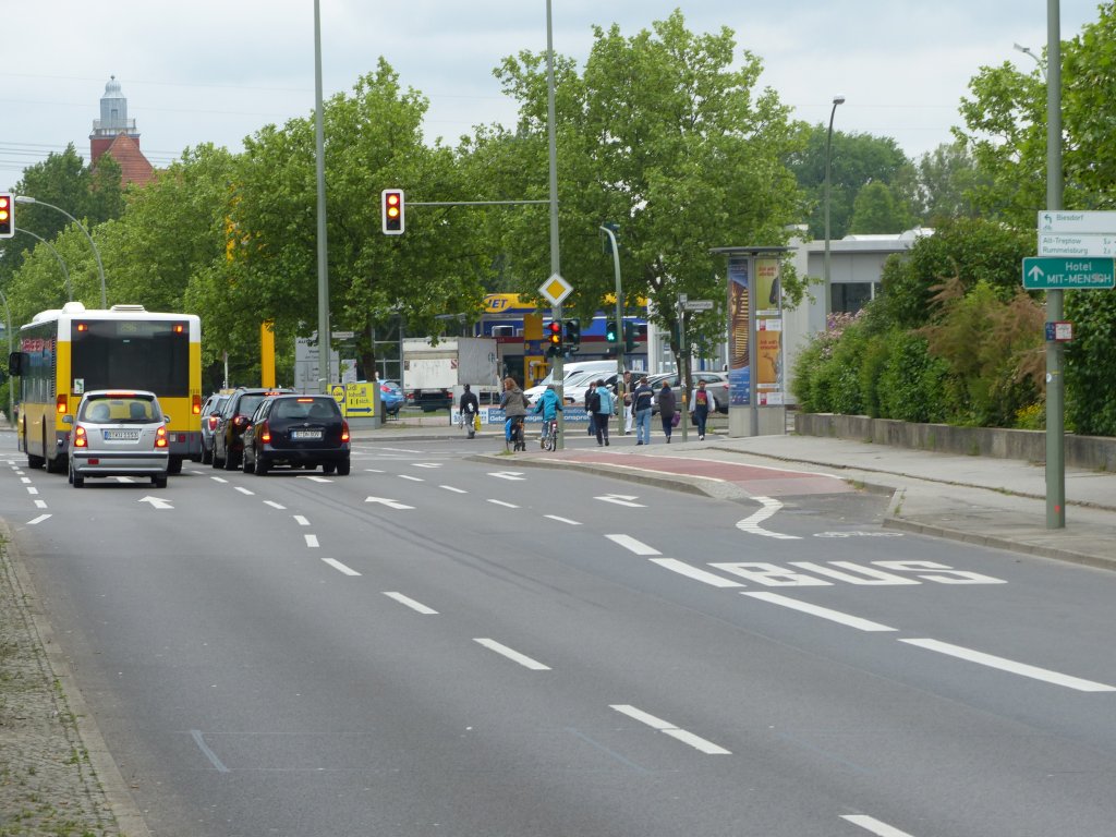 Warum die Radwegbenutzungspflicht abgeschafft wurde, ist bei der Verkehrslenkung Berlin wohl immer noch nicht angekommen. Und so werden bis heute Kreuzungen geplant, bei denen Radfahrer sich entweder rechts von den Rechtsabbiegern einordnen, oder - wenn sie es hier nicht tun (was durchaus erlaubt ist!) - den Unmut der Autofahrer auf sich ziehen. Integrative Verkehrsplanung sieht anders aus: Der Radweg muss weg und entweder wird links neben der Rechtsabbiegerspur ein eigener Streifen eingef�hrt, oder die Rechtsabbiegerspur wird zu einer Mischspur. Radfahrer sollten immer vor, hinter oder links neben den Rechtsabbiegern fahren. Streit oder Selbstgef�hrdung, das sind hier die angebotenen Alternativen - Baujahr 2012. Am Tierpark / Sewanstra�e Berlin, 1.6.2013