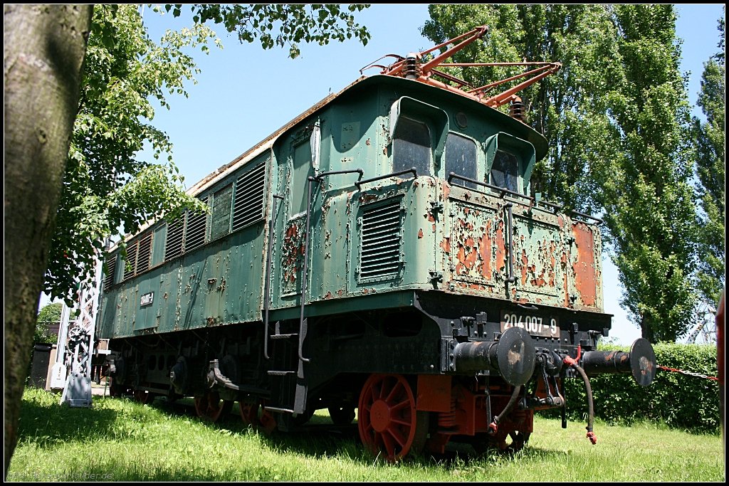 Was aus 204 007-9 werden soll ist ungewiss. Die Lok steht auf einem der ueren Gleise neben dem Eingang zum Vereinsgelnde (ex DRG E 04 07, ex Heizlok/Trafostation Magdeburg,  Dampflokfest im Traditionsbahnbetriebswerk Stafurt, gesehen Stafurt-Leopoldshall 05.06.2010)