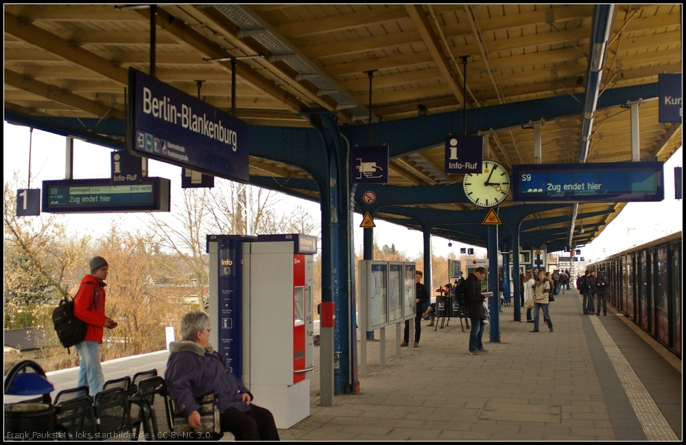 Wegen eines Polizeieinsatzes wurde die S8 in Blankenburg unterbrochen und die S9 bis dorthin verlängert. Die Anzeigen jedoch verwirrten den einen oder anderen Fahrgast am 08.04.2013 in Berlin-Blankenburg