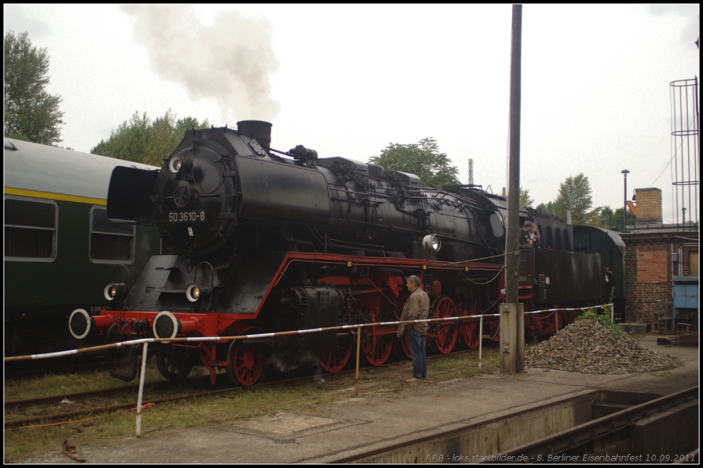 WFL 50 3610-8 macht sich mit ihrem Sonderzug bereit das Gelände zu verlassen (gesehen 10.09.2011 beim 8. Berliner Eisenbahnfest Bw Schöneweide, beheimatet Bw Nossen)