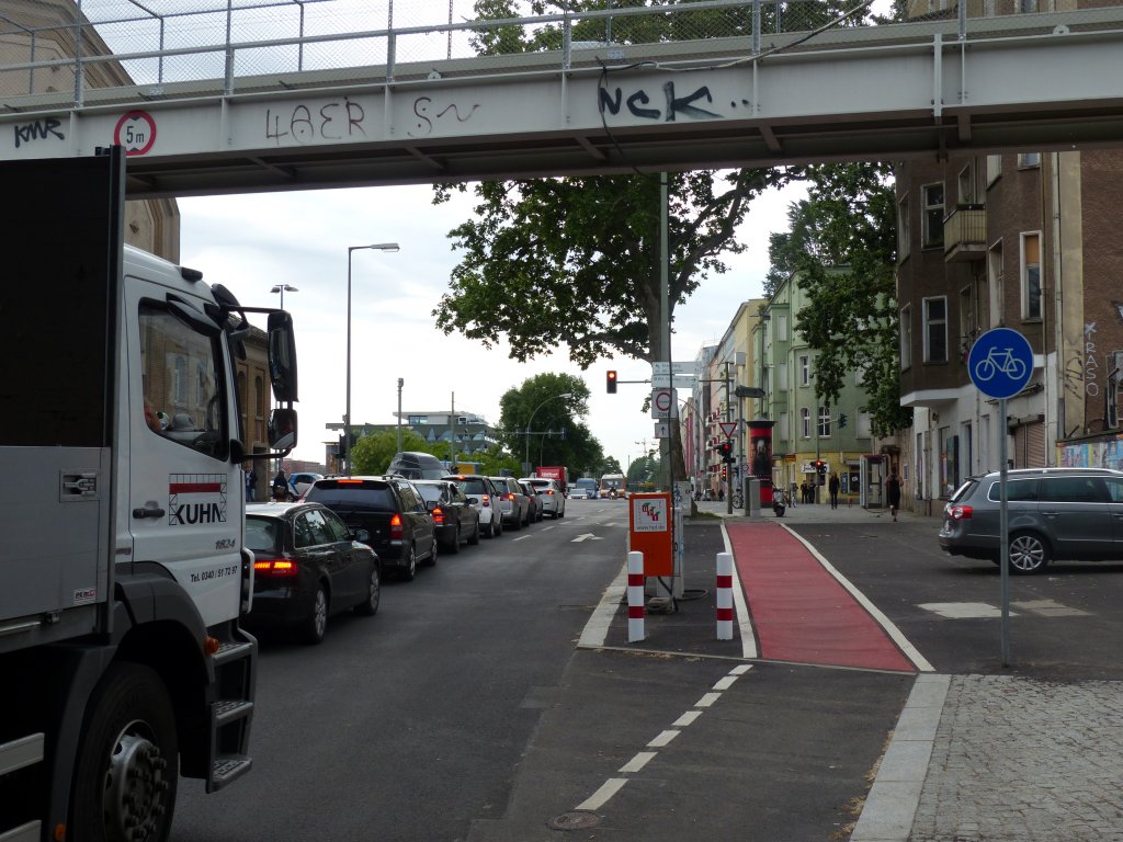 Widerspruch gegen die Radwegbenutzungspflicht? Das d�rfte hier Erfolgschancen haben, denn das Blau besteht erst etwa seit Mai 2013, die Widerspruchsfrist (ab pers�nlicher Betroffenheit) betr�gt ein Jahr. Dieser Radwegneubau verst��t gegen alle Regeln der Kunst und provoziert geradezu t�dliche Unf�lle mit rechtsabbiegenden Lkw. 3.6.2013