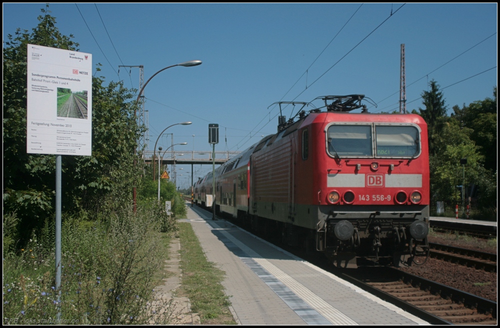  Wir bauen Zukunft  und  Sonderprogramm Personenbahnhfe , so jedenfalls das Hinweisschild am Anfang des Bahnsteigs vom Bahnhof Priort. Dieser wurde auch neu gepflastert und ein Blindenleitsystem angelegt, doch Beleuchtung und Fugngerbrcke lassen weiterhin zu wnschen brig. Letztere ist sogar inzwischen gesperrt worden. DB 143 556-9 fhrt gerade als RB21 am 16.07.2011 nach Potsdam Hauptbahnhof ab.