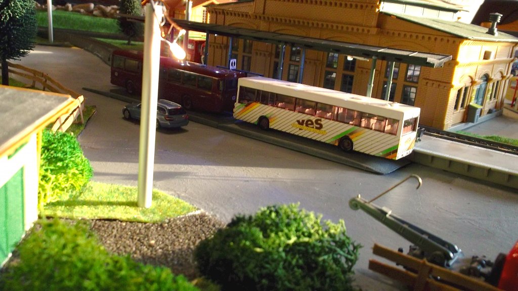 Zu sehen ist ein MAN SL 202 mit  Yes -Reklame. Der Bus h�lt am Hauptbahnhof hinter einem MAN S�240.