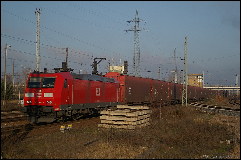 Zum Tf-Wechsel kommt DB Schenker 185 069-2 mit Hbi(n)ns-tt-Wagen (gesehen Berlin Schnefeld Flughafen 21.11.2010)