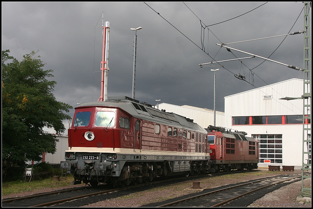 Zur Fahrzeugausstellung im Kombiwerk gehörten auch 232 223-8 der DB Bahnbau Gruppe und DB Schenker 180 013-5 (10 Jahre Kombiwerk Magdeburg-Rothensee 17.09.2010)