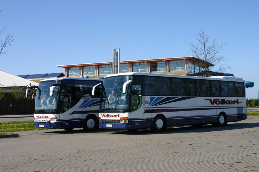 Zwei Setra Busse der Firma Vlkert, Hrstel - Riesenbeck auf Rgen,
hier an der Jasmund Therme am 13.05.2005.
Links steht der Dreiachser Setra 4126 GT HD Comfort Class
und vorne der Setra 315 GT HD Comfort Class.