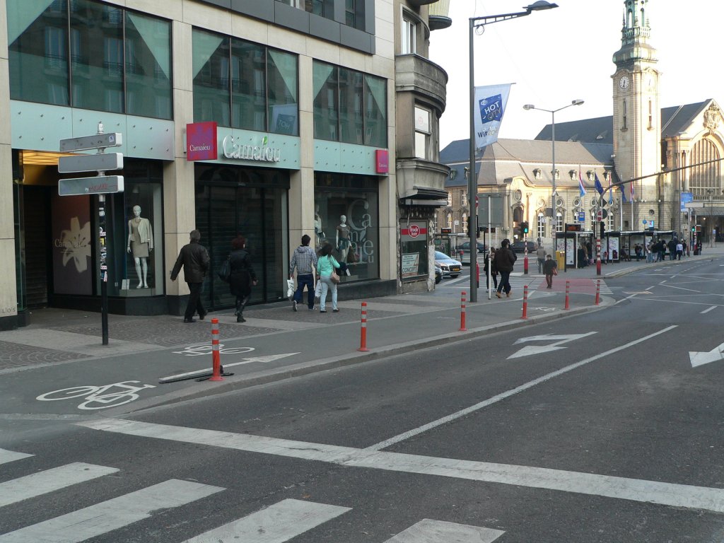 Zweirichtungsradweg in Luxemburg Stadt: Am Ende hat man die Wahl - ab auf den B�rgersteig (auch in Luxemburg nicht erlaubt) oder in die entgegenkommende Busspur. 7.4.2013, vor dem Luxemburger Hbf