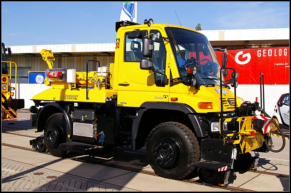 Zweiwege-Rangierfahrzeug mit Funkfernsteuerung auf Basis des Unimog U400. Das Fahrzeug ist zugelassen fr 800t Anhngelast (INNOTRANS 2010, gesehen Berlin 22.092010)