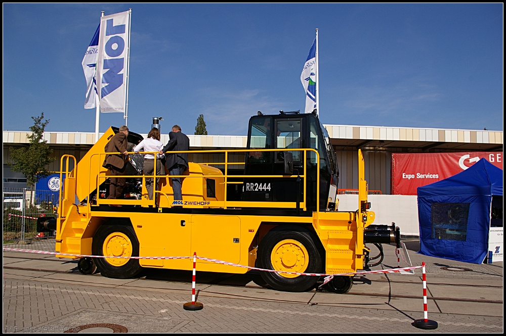 Zweiwegefahrzeug RR 2444 der Firma MOL/Zwiehoff (INNOTRANS 2010, gesehen Berlin 22.09.2010)