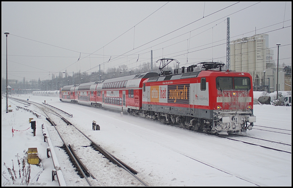 Zwischen Berlin und Magdeburg verkehrt seit einiger Zeit der IRE 25. Dieser Zug fährt eigenwirtschaftlich und um mehr Aufmerksam bei den Bahnreisenden zu wecken, wurde DB Regio 112 139 ebenfalls beklebt:  otto hat zugkraft . Am 29.12.2010 fährt der Zug am S-Bahnhof Berlin Greifswalder Straße vorbei dem nächsten Ziel entgegen.