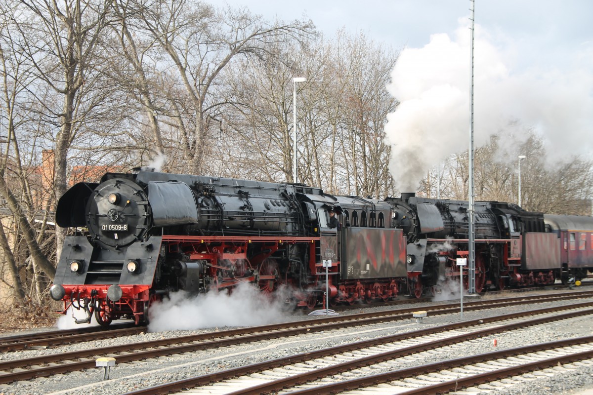 01 0509-8 und 01 1533-7 bei dem rausziehen aus der Abstellgruppe in Gera am 15.M�rz.2014