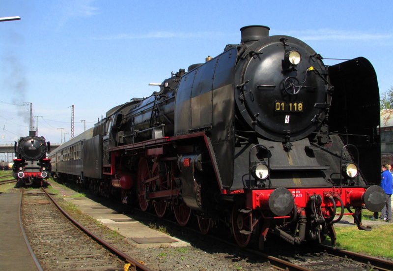 01 118 (Historische Eisenbahn Frankfurt) und 01 150 standen am 04.Mai.2014 im BW Hanau.
Hier beim Lokschuppen-Fest