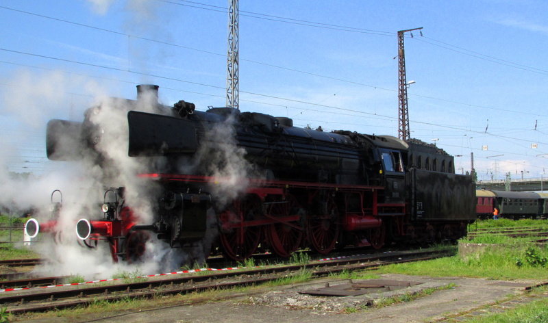 01 150 lsst mchtig Dampf im BW Hanau ab.
Hier beim Lokschuppen-Fest am 04.Mai.2014