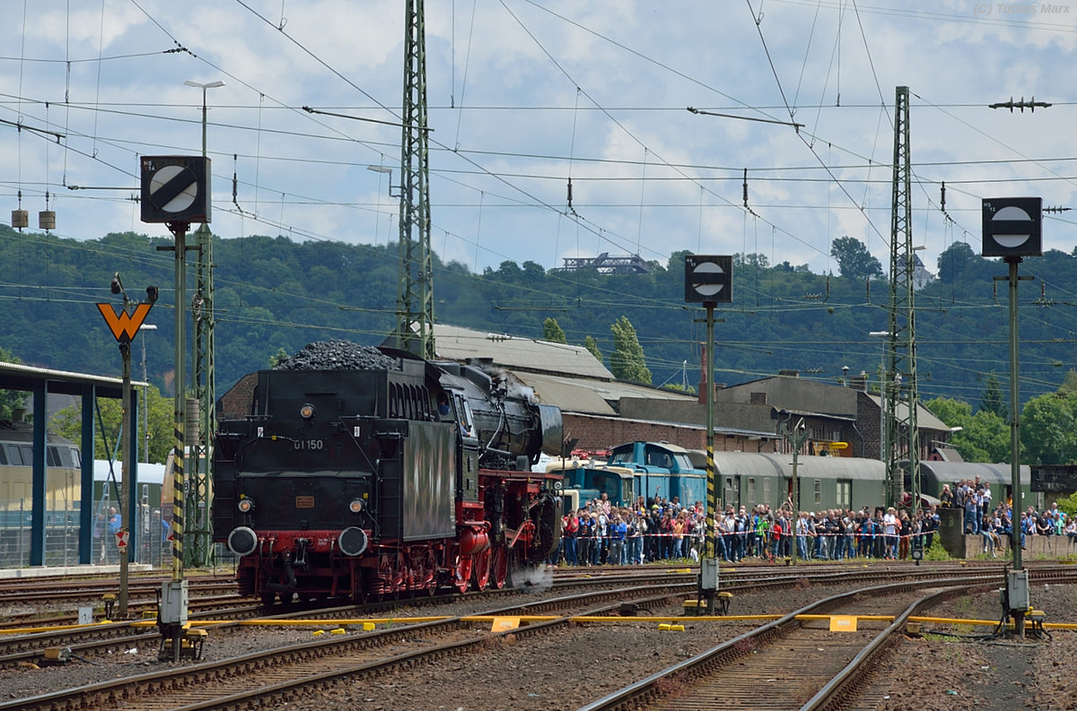 01 150 rollt zur Lokparade beim Sommerfest in Koblenz am 18.06.2016. Ich gehörte zur Lokbesatzung der 141 228 beim Sommerfest, daher konnte ich mit Warnweste dort fotografieren.