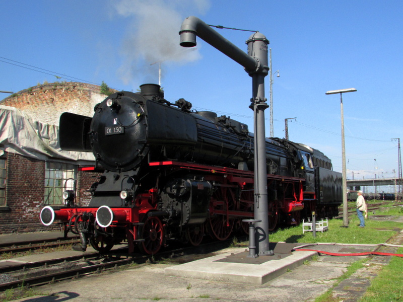 01 150 war eine der zwei Gastloks beim Lokschuppen-Fest Hanau.
Hier stand sie am 04.Mai.2014 am Wasserkran