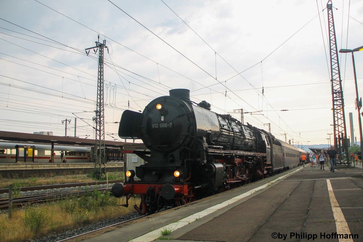 012 066-7, besser bekannt als 01 1066, bespannte am 05.07.2015 ab G�ttingen den Sonderzug der Eisenbahn-Nostalgiefahrten Bebra e.V. nach Altenbeken zum Vivat Viadukt. Es war eine klasse Sonderfahrt, vorallem das Fest in Altenbeken mit Pendelfahrten mit 78 468 unteranderem nach Paderborn war klasse!
Zum Abschluss posiert sie nochmal am Bahnsteig von G�ttingen. Noch nichts davon zu sehen ist von dem Unwetter was 5 min sp�ter anfing zu w�ten.
