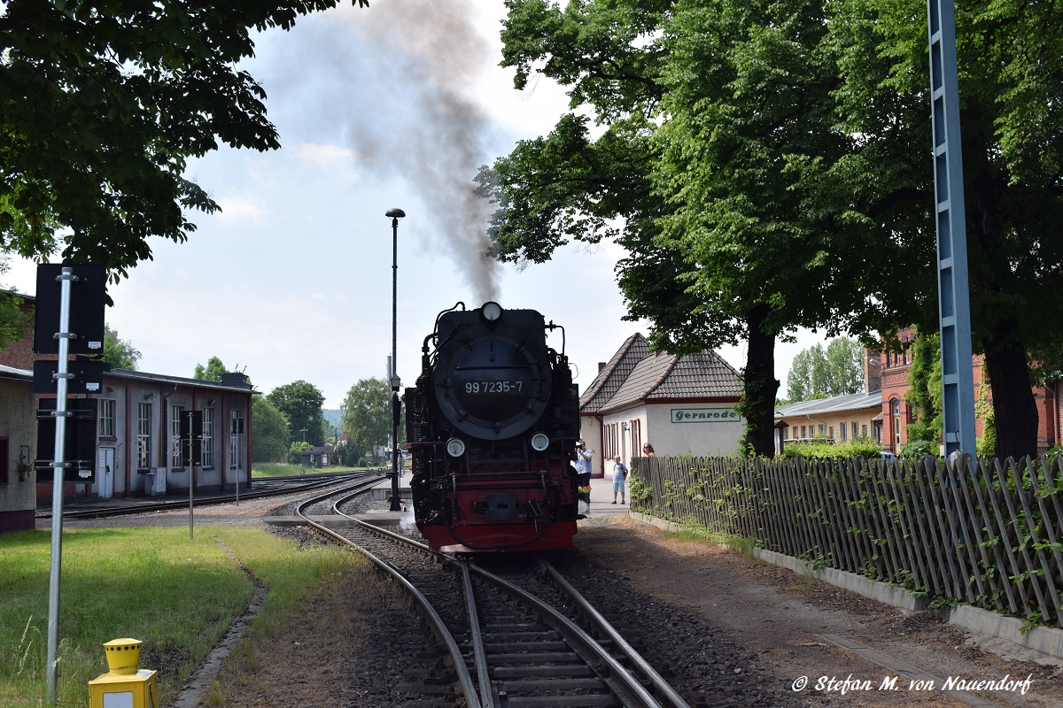 02.06.2017: 99 7235-7 fährt in Gernrode an ihren Zug. in Kürze wird sie in Richtung Hasselfelde ausfahren.