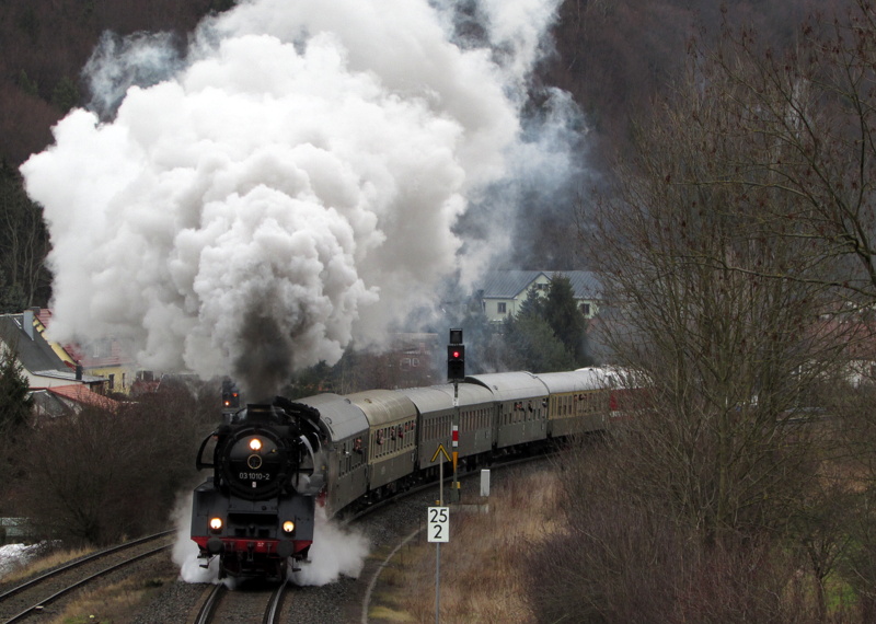 03 1010-2 bei der Ausfahrt aus Gr�fenroda mit einem Sonderzug zum Rodel-Weltcup nach Oberhof am 11.Jan.2014.
Bild des Monats Januar 2014.+ Bild des Jahres 2014