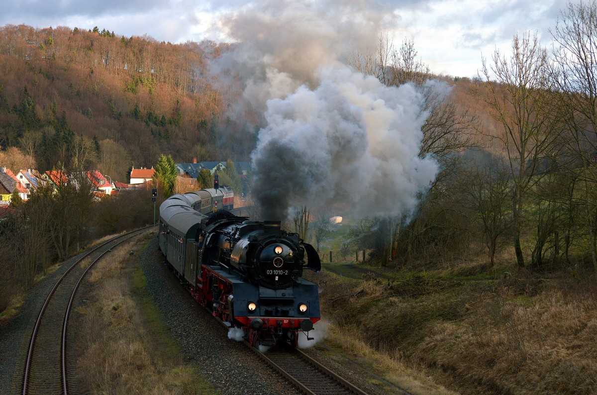 03 1010 mit DPE 25490 am Haken hatte gerade den Bahnhof Gräfenroda verlassen und nimmt den Rennsteig in Angriff.Sie beförderte einen Sonderzug von Leipzig nach Oberhof zum Biathlon Weltcup.Am Schluss hängt die 232 356-6.