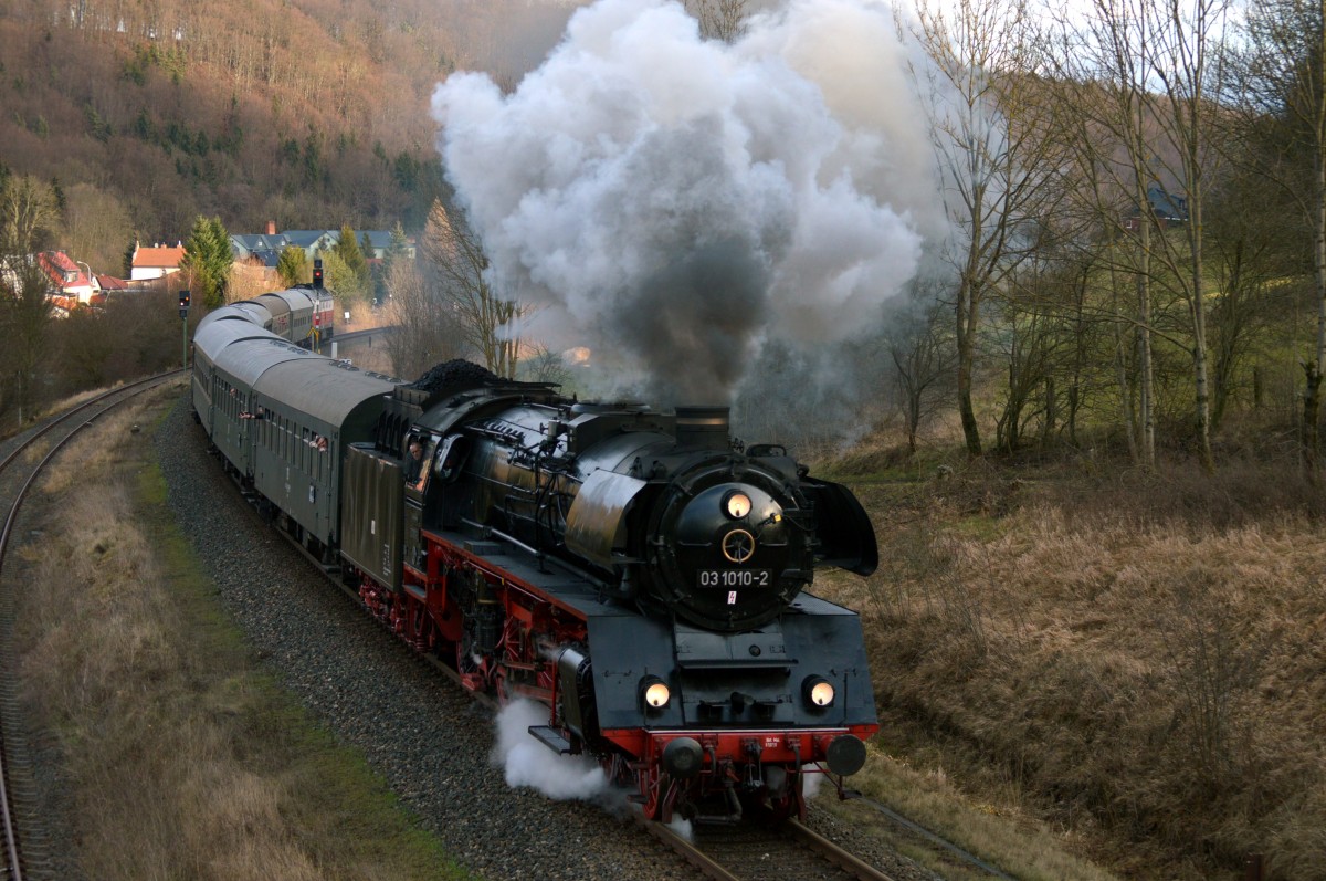 03 1010 mit DPE 25490 am Haken hatte gerade den Bahnhof Gräfenroda verlassen und nimmt den Rennsteig in Angriff.Sie beförderte einen Sonderzug von Leipzig nach Oberhof zum Biathlon Weltcup.Am Schluss hängt die 232 356-6.