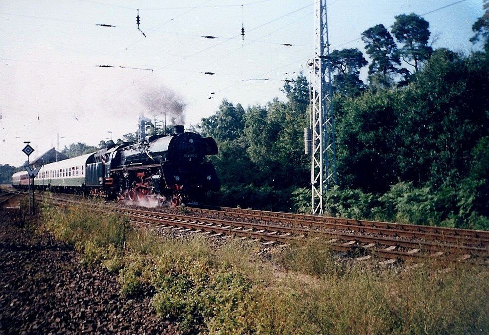 03 1010 verließ mit einem D-Zug nach Warnemünde Binz.Die Aufnahme entstand nach der Wende.
