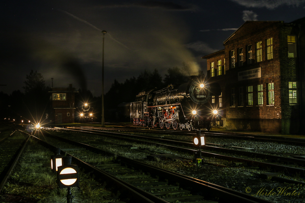 03 2155-4 und im Hintergrund steht 03 1010, so zusehen bei der Nachtfotoveranstaltung im Sächsischen Eisenbahnmuseum am 19.08.2016