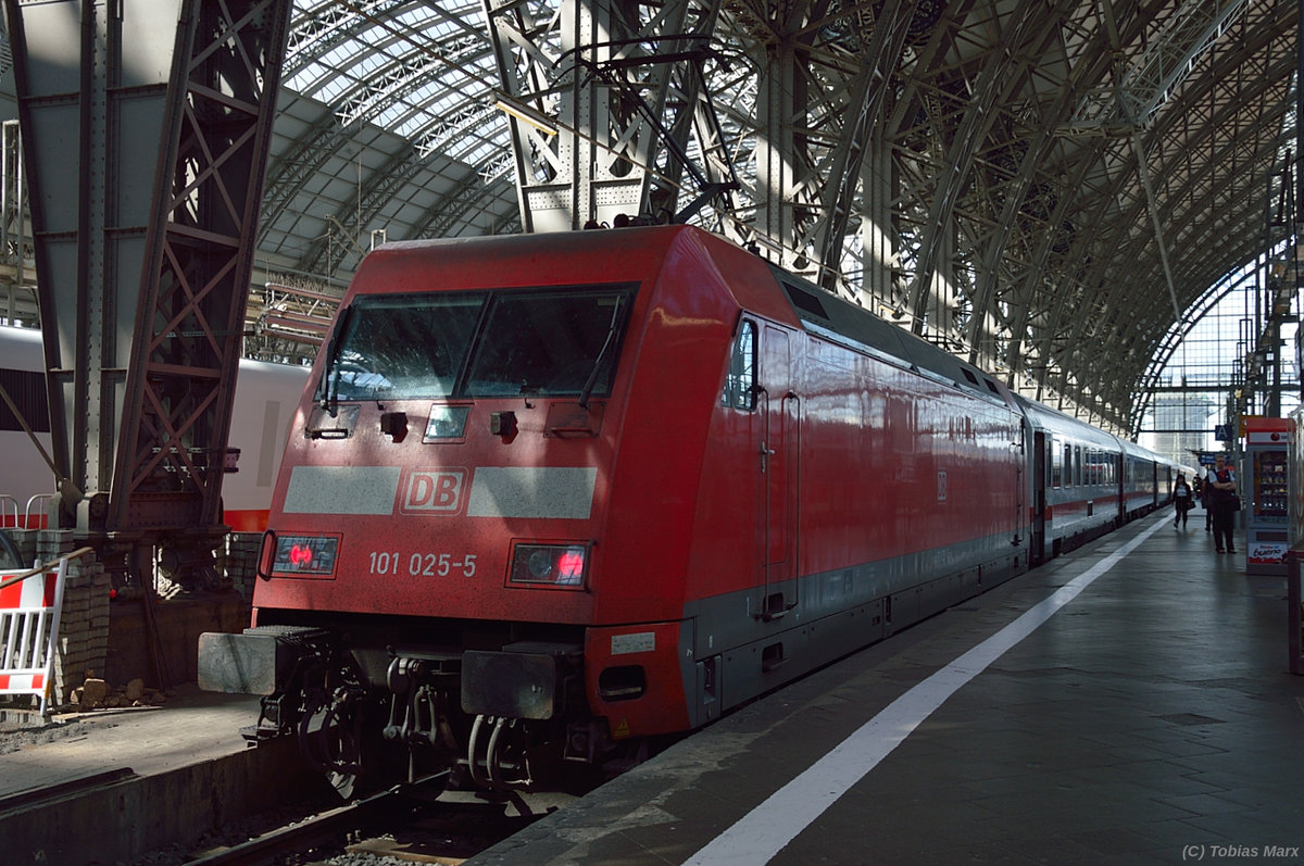 101 025 mit IC 2294 in Frankfurt Hbf am 29.06.2016
