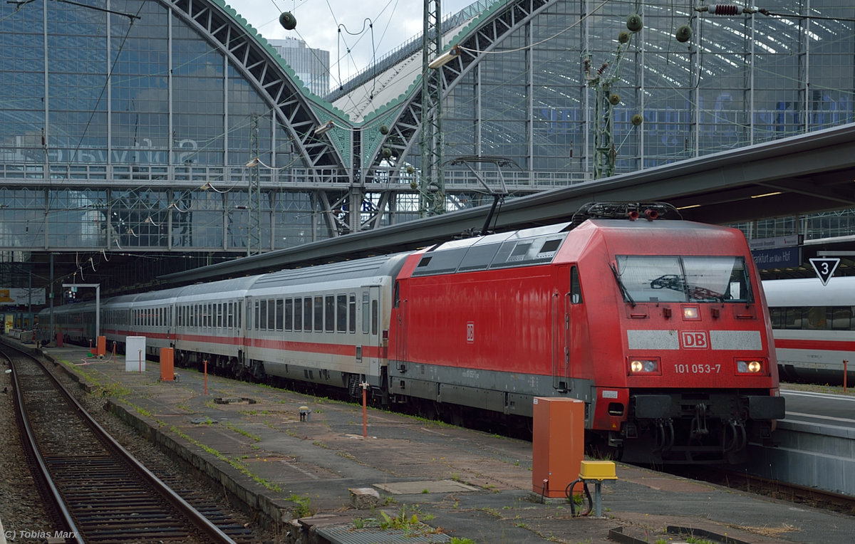 101 053 mit IC 2374 nach Westerland am 29.06.2016 in Frankfurt Hbf.
