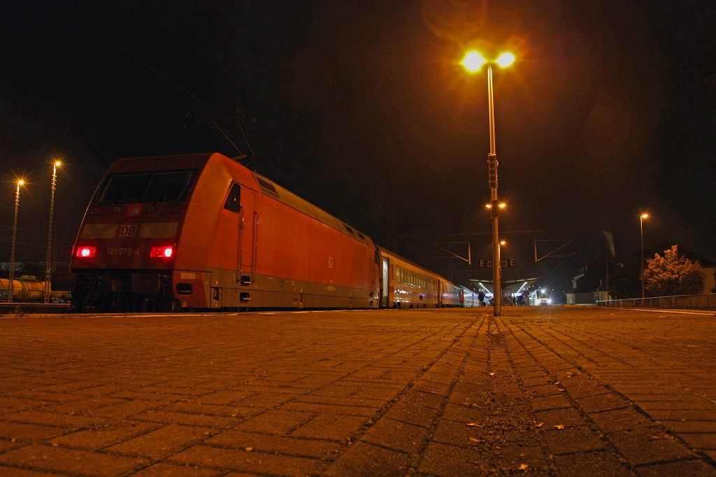 101 078 am 18.10.14 im Bf Weimar mit einem IC nach Leipzig Hbf