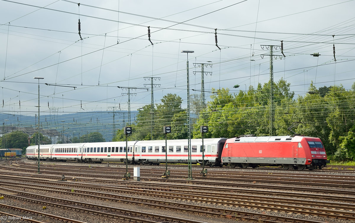 101 090 bei durchfahrt mit ihrem IC 2216 durch Koblenz-Lützel am 18.06.2016