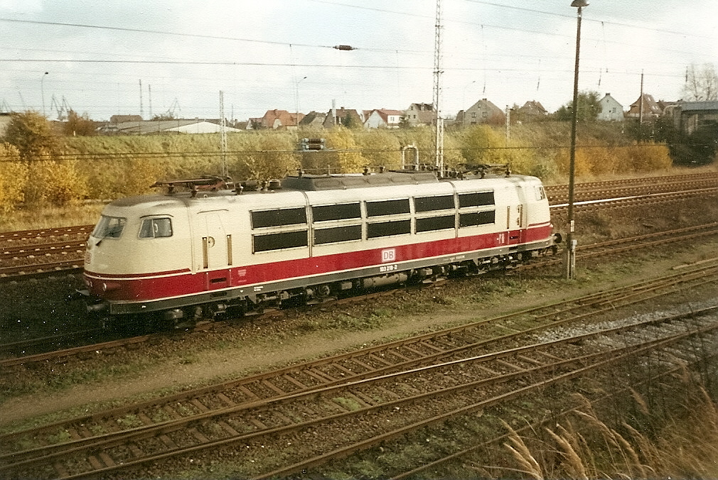 103 218 im damals noch existierenden Bahnhof Stralsund.