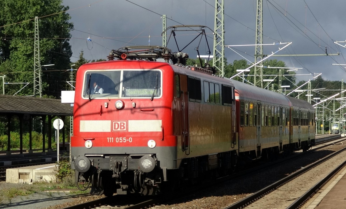 111-055 wird im Sonnenschein von Hochstadt-Markzeuln startklar gemacht f�r die RB Leistung 59348 nach Kronach. Aufgenommen im September 2013.