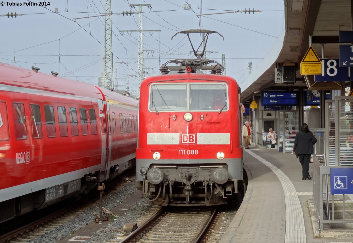 111-088 steht mit einem RE nach Stuttgart Hbf in Nrnberg Hbf auf Gleis 18 bereit.
Aufgenommen im April 2014.