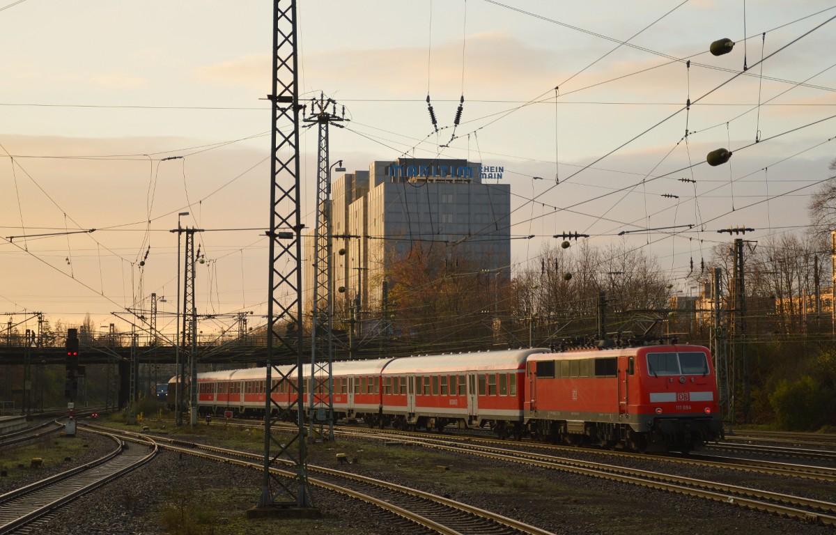 111 094 bei der Ausfahrt mit RE 60 aus Darmstadt Hbf am 06.12.2015