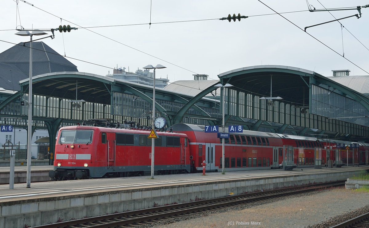 111 104 bei der Ausfahrt mit der RB 60 nach Frankfurt am 05.06.2016