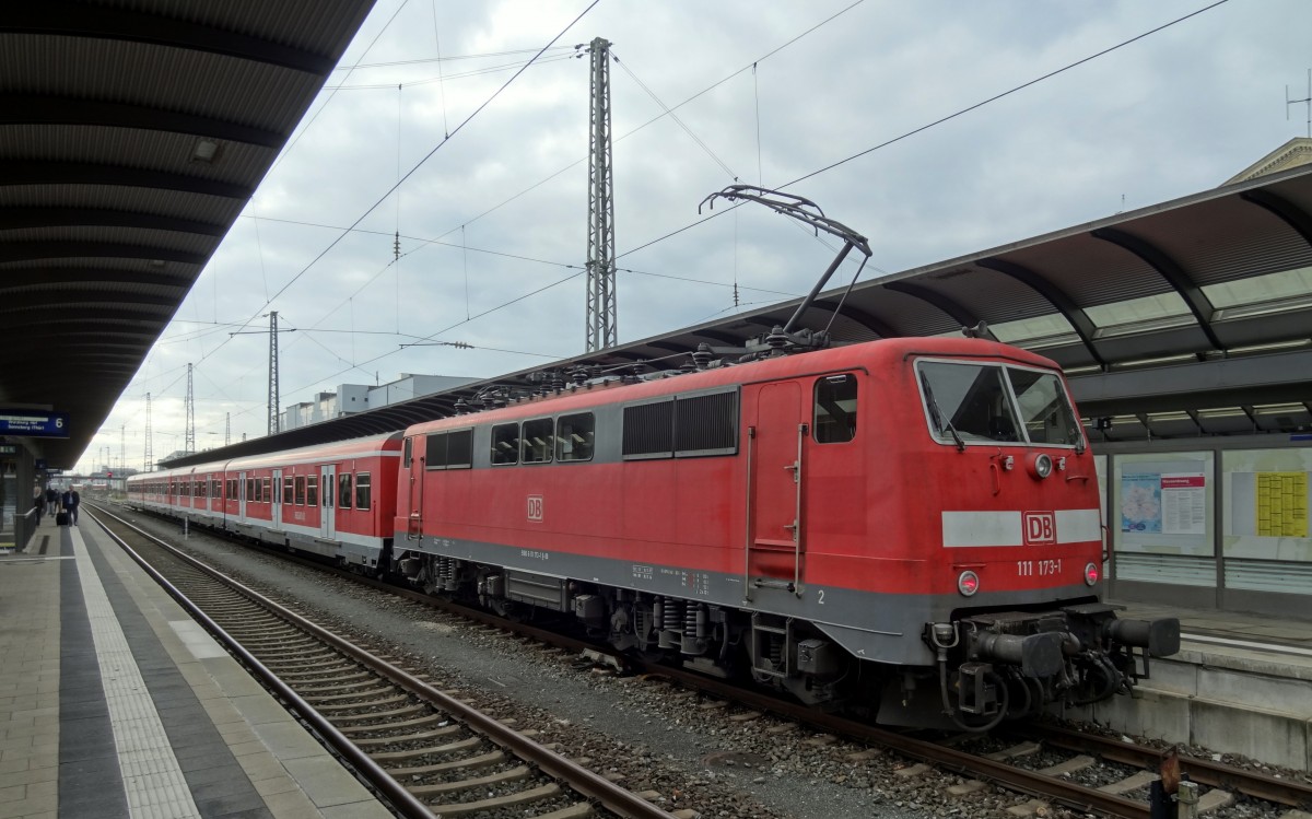 111-173 und 4 x-Wagen stehen als S1-Ersatzzug nach Nürnberg Hbf in Bamberg bereit.
Aufgenommen im Oktober 2014.