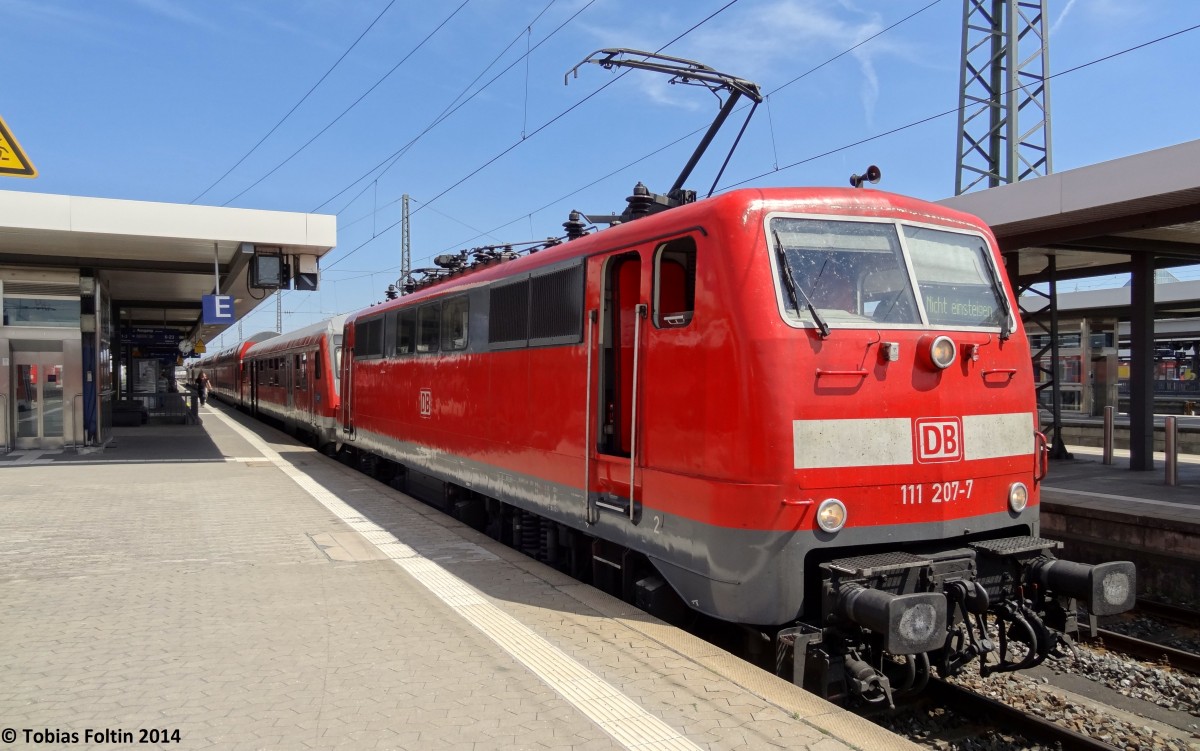 111-207 steht mit einem Wagenzug aus ein- und doppelstckigen Wagen in Nrnberg Hbf am Gleis 5. In 10 Minuten wird es nach Treutlingen gehen.
Aufgenommen im Mai 2014.