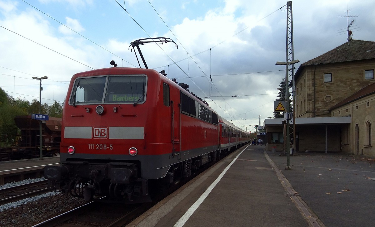 111-208 steht mit einem RE nach Bamberg in Haßfurt.
Aufgenommen im Oktober 2014.