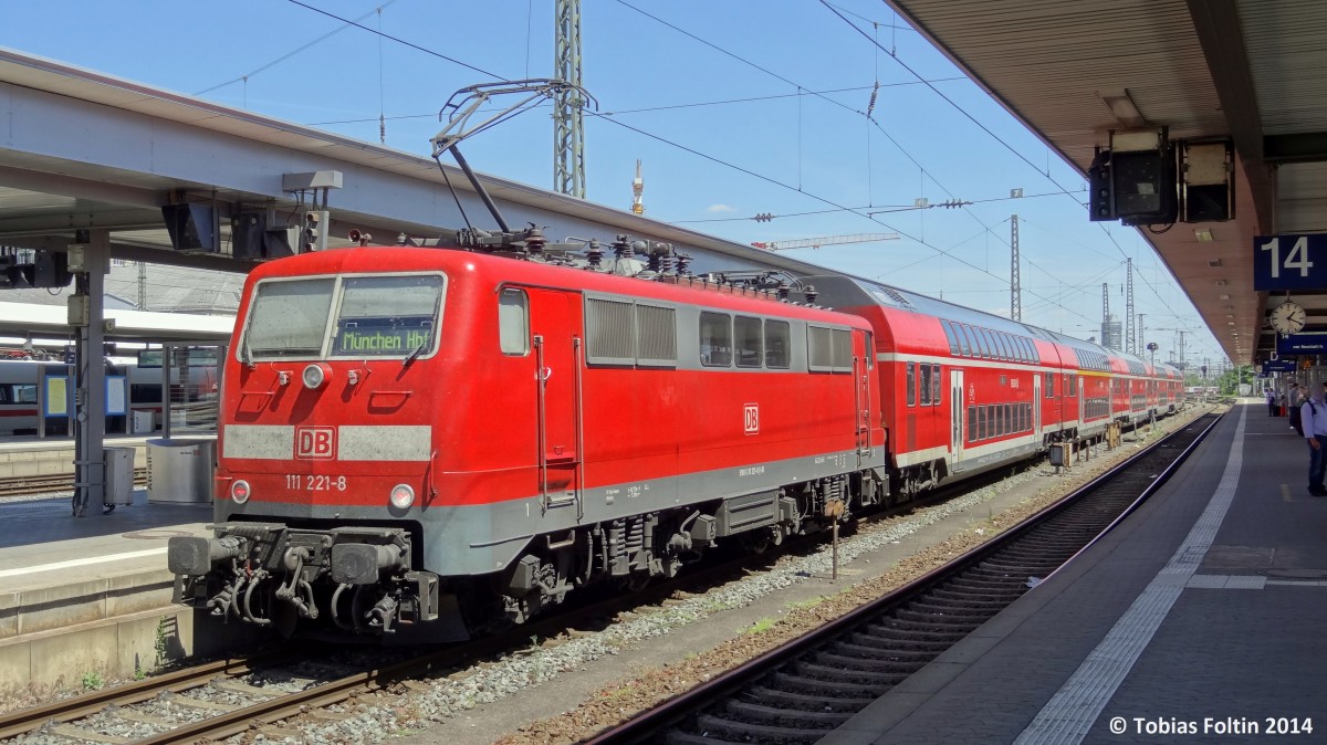 111-221 steht mit 5 Doppelstockwagen, als RE nach München Hbf in Nürnberg Hbf bereit. 
Aufgenommen im Mai 2014.