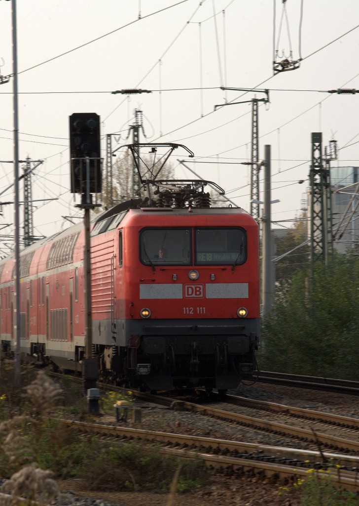 112 111 mit einem RE bei der Ausfahrt in Coswig, Richtung Dresden Hbf. 01.10.2014 
16:52 Uhr.