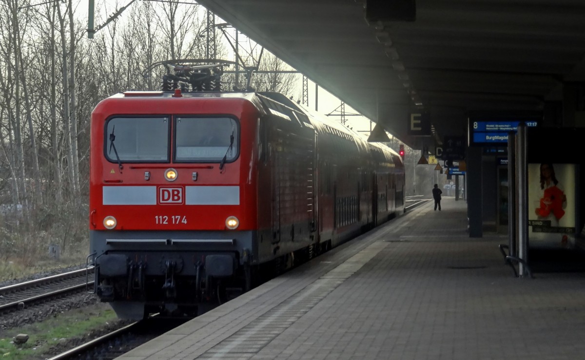 112-174 wartet mit 3 Doppelstockwagen in Braunschweig Hbf, auf Ausfahrt nach Burg(bei Magdeburg)
Aufgenommen im März 2015.