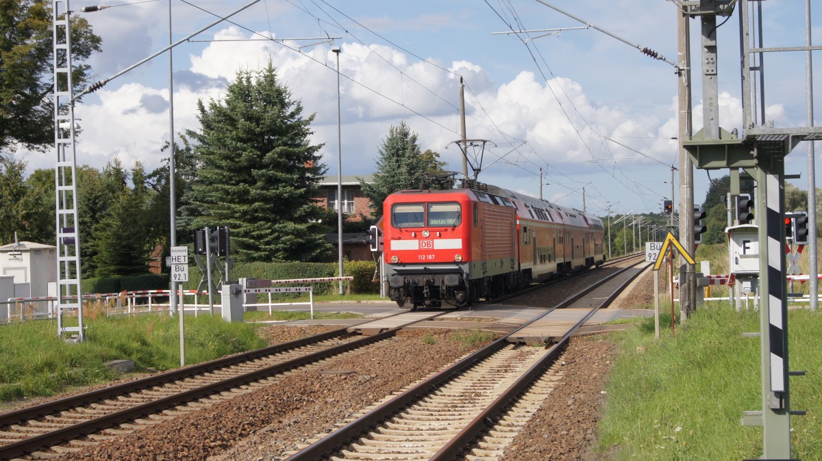 112184 mit RE 3 Stralsund - Elsterwerda am 24.08.2014 bei der Einfahrt Haltepunkt Warnitz/Uckermark (Verkehrshalt)