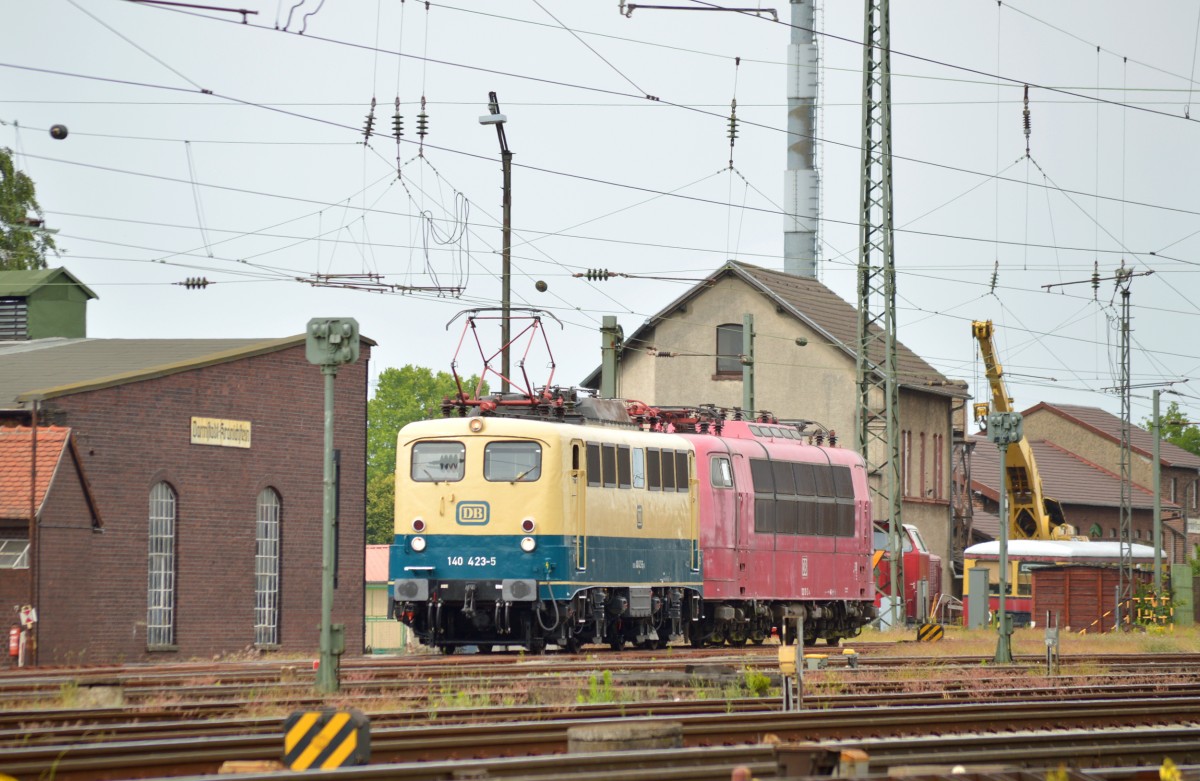 140 423-5 holte die 103 101 von der Wagenhalle um sie an den Überführungszug nach Koblenz zuhängen. Hier am 08.05.2015 in Darmstadt Kranichstein.