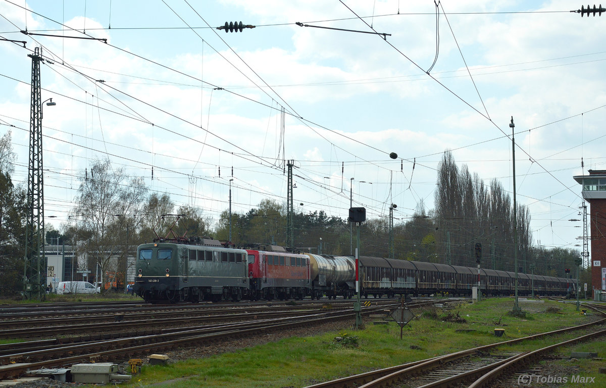 140 438 und 140 856 der BayernBahn fuhren am 06.04.2016 im Doppel mit dem Henkelzug durch Darmstadt-Kranichstein.